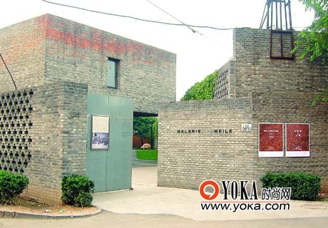 去草场地艺术区，请这边走