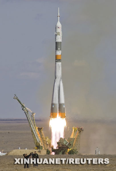 10月12日，俄罗斯“联盟TMA-13”载人飞船在哈萨克斯坦的拜科努尔发射场发射升空。当日，国际空间站第十八长期考察组的俄罗斯宇航员尤里·隆恰科夫、美国宇航员迈克·芬克和世界第六位太空游客、美国电脑游戏开发商理查德·加里奥特乘坐俄罗斯“联盟TMA-13”载人飞船升空，前往国际空间站。 新华社/路透 