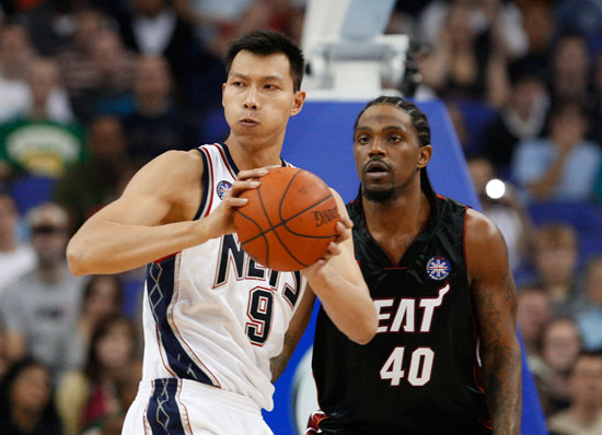 图文-[NBA季前赛]篮网VS热火易建联气势威猛