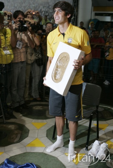 巴西队球员卡卡（Kaka）展示他的“脚印”。 北京时间2008年10月15日，巴西里约热内卢，巴西队球员卡卡在著名的马拉卡纳足球场名人堂留下脚印，成为第94位进入这一名人堂的足球名人。建于1950年的马拉卡纳足球场是巴西足球的象征，“球王”贝利、贝肯鲍尔、尤西比奥、济科、罗马里奥等巴西和世界足球名宿都曾在这个球场的名人堂里留下脚印。