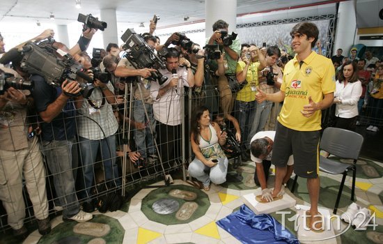 巴西队球员卡卡（Kaka）展示他的“脚印”。 北京时间2008年10月15日，巴西里约热内卢，巴西队球员卡卡在著名的马拉卡纳足球场名人堂留下脚印，成为第94位进入这一名人堂的足球名人。建于1950年的马拉卡纳足球场是巴西足球的象征，“球王”贝利、贝肯鲍尔、尤西比奥、济科、罗马里奥等巴西和世界足球名宿都曾在这个球场的名人堂里留下脚印。
