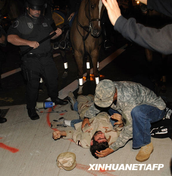 10月15日，在美国纽约州的亨普斯特德，一名受伤的抗议者倒在地上。