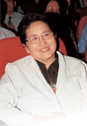 何鲁丽 
