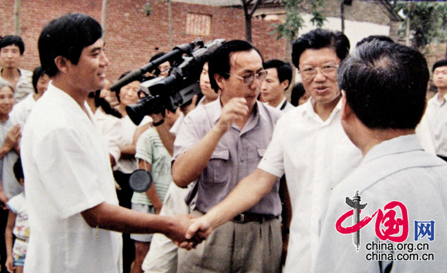  时任主抓教育的国务委员的李铁映亲切（左二）接见基层干部。