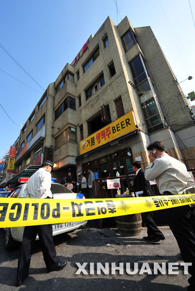 10月20日，在韩国首尔市江南区论岘洞一家旅馆外，警察在凶案现场拉起警戒线。一名韩国男子当日在该旅馆纵火并持刀行凶，造成至少6死7伤。中国驻韩国大使馆领事部证实，至少有两名中国妇女在这起事件中死亡，另有两名中国人受伤。 新华社/纽西斯通讯社 