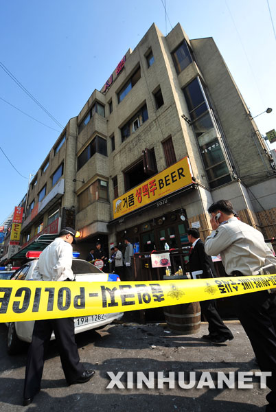 10月20日，在韓國(guó)首爾市江南區(qū)論峴洞一家旅館外，警察在兇案現(xiàn)場(chǎng)拉起警戒線。一名韓國(guó)男子當(dāng)日在該旅館縱火并持刀行兇，造成至少6死7傷。中國(guó)駐韓國(guó)大使館領(lǐng)事部證實(shí)，至少有兩名中國(guó)婦女在這起事件中死亡，另有兩名中國(guó)人受傷。 新華社/紐西斯通訊社 