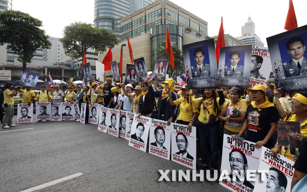 10月20日，泰國(guó)反政府的人民民主聯(lián)盟（民盟）的支持者在曼谷中心商業(yè)區(qū)游行示威，要求政府對(duì)10月7日警察在國(guó)會(huì)外驅(qū)散民盟支持者時(shí)發(fā)生的流血沖突負(fù)責(zé)，并要求總理頌猜辭職。 新華社記者劉蓮芬攝 