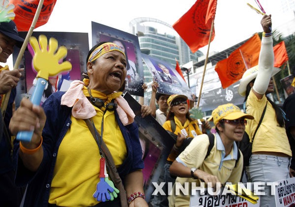 10月20日，泰國反政府的人民民主聯盟（民盟）的支援者在曼谷中心商業區舉行遊行示威，要求政府對10月7日警察在國會外驅散民盟支援者時發生的流血衝突負責，並要求總理頌猜辭職。     新華社記者劉蓮芬攝 