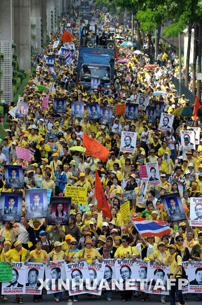 10月20日，泰國反政府的人民民主聯盟（民盟）的支援者在曼谷中心商業區舉行遊行示威，要求政府對10月7日警察在國會外驅散民盟支援者時發生的流血衝突負責，並要求總理頌猜辭職。     新華社/法新 