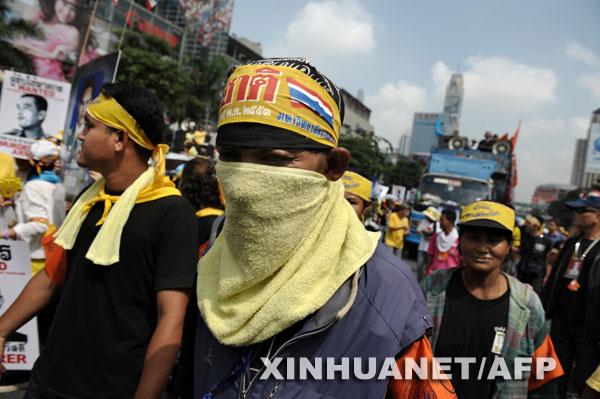 10月20日，泰國反政府的人民民主聯(lián)盟（民盟）的支持者在曼谷中心商業(yè)區(qū)舉行游行示威，要求政府對10月7日警察在國會外驅(qū)散民盟支持者時發(fā)生的流血沖突負(fù)責(zé)，并要求總理頌猜辭職。     新華社/法新 