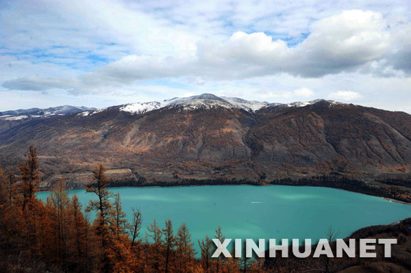 這是新疆喀納斯旅游風(fēng)景區(qū)內(nèi)的喀納斯湖美景（10月13日攝）。 深秋時節(jié)，新疆喀納斯旅游風(fēng)景區(qū)呈現(xiàn)出別樣的湖光山色，景色醉人。 新華社記者 沙達提 攝 