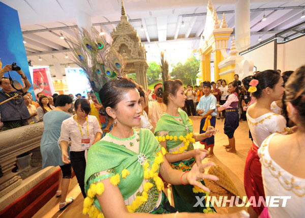 10月22日，柬埔寨演员们在为观众表演舞蹈。 当日，中国－东盟博览会在广西南宁市国际会展中心开幕，在柬埔寨展区，极具当地风情的文艺表演吸引了众多观众。 新华社记者 周华 摄 