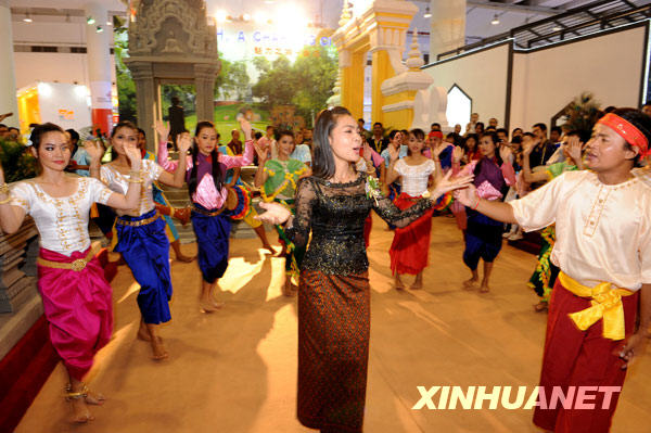 10月22日，柬埔寨演员在表演舞蹈。 当日，中国－东盟博览会在广西南宁市国际会展中心开幕，在柬埔寨展区，极具当地风情的文艺表演吸引了众多观众。 新华社记者 申宏 摄 
