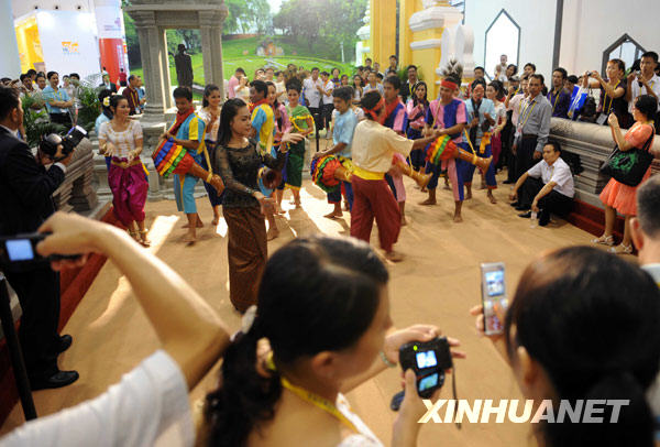 10月22日，观众们在拍摄柬埔寨演员表演的舞蹈。 当日，中国－东盟博览会在广西南宁市国际会展中心开幕，在柬埔寨展区，极具当地风情的文艺表演吸引了众多观众。 新华社记者 申宏 摄 