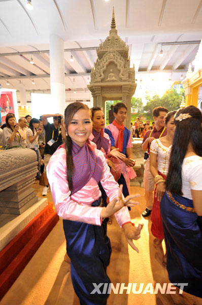 10月22日，柬埔寨演员在为观众表演舞蹈。 当日，中国－东盟博览会在广西南宁市国际会展中心开幕，在柬埔寨展区，极具当地风情的文艺表演吸引了众多观众。 新华社记者 周华 摄 