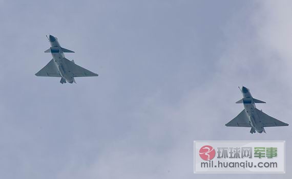 11點05分許，空軍兩架殲-10戰(zhàn)機飛抵珠海機場。