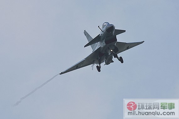 殲-10戰機準備降落。