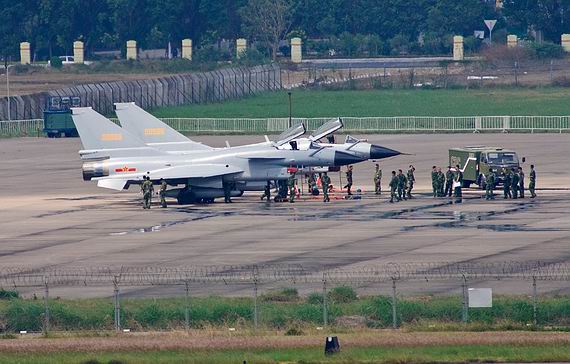 11點13分，兩架殲-10戰機降落珠海機場。