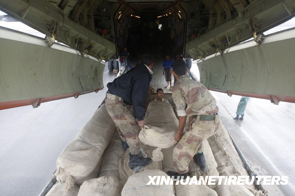 10月25日，在也门首都萨那的国际机场，士兵向飞机上搬运救灾帐篷。也门内政部当日宣布，也门东部哈德拉毛省和马哈拉省近日发生的洪水灾害已造成58人死亡。 新华社/路透 