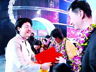 '关爱女孩十大新闻人物'揭晓(附:人物简介)[组图]