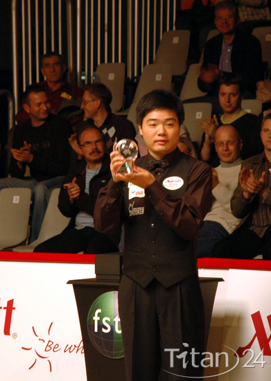 丁俊晖（Ding Junhui）高举奖杯庆祝夺冠  北京时间2008年10月27日，斯诺克世界系列赛华沙站，中国选手丁俊晖以6比4战胜爱尔兰名将达赫迪，夺得冠军。 