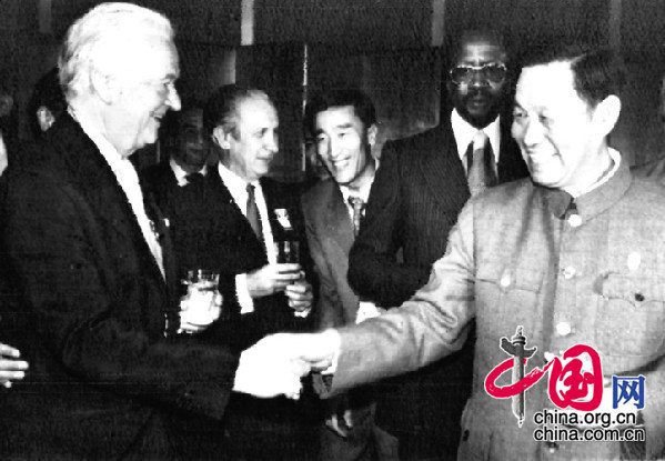 1979年10月25日，國際奧會執委會在日本名古屋通過決議，恢復了中華人民共和國在國際奧會的合法席位。基拉寧主席（左）向中國奧林匹克委員會秘書長宋中（右）表示祝賀。 新華社供圖