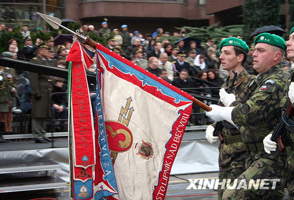 10月28日,捷克首都布拉格举行阅兵仪式,庆祝捷克共和国国庆.