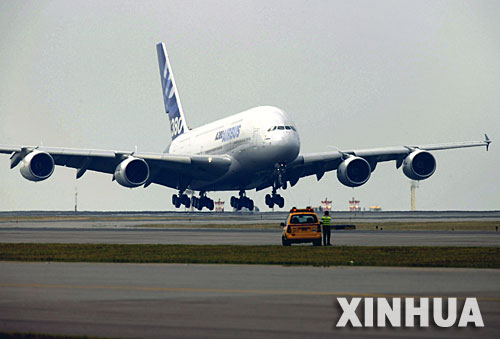 空中客车A380试飞抵港 11月18日，空中客车A380飞机抵达香港国际机场。这是该机型正式投入商业运营前的最后一次试飞。空中客车A380将于11月22日飞抵广州，之后还将飞往北京和上海。     　新华社发