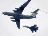 苏-30和伊尔-78空中加油表演