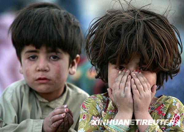  10月29日，在巴基斯坦西南部俾路支省地震重災區濟亞拉特，兩名倖免于難的兒童難掩驚恐。