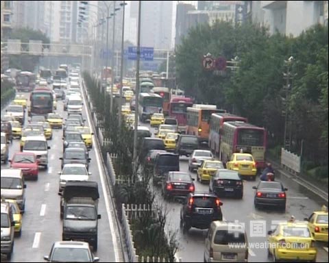 重庆雨水打持久战 影响城市交通