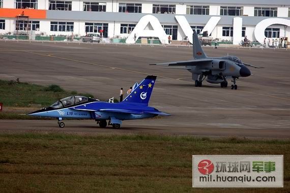 珠海航展：L-15战机与飞豹正在滑行