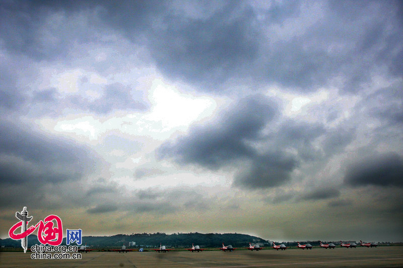 珠海航展：由于天气的原因印度飞行表演队的教练机停在跑道旁“休息” 中国网 杨佳/摄影