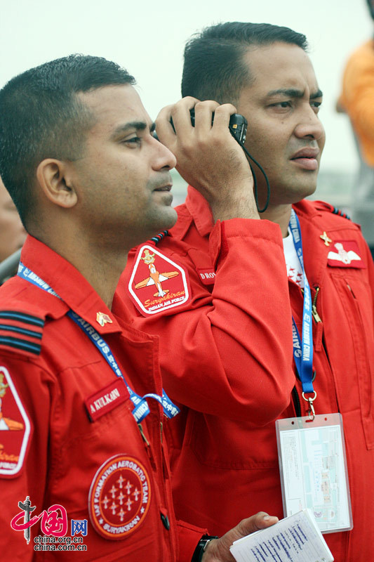 11月4日，中国珠海航展正式开幕，印度“阳光”特技飞行表演队地面指挥人员紧张工作中。 中国网 杨佳/摄影