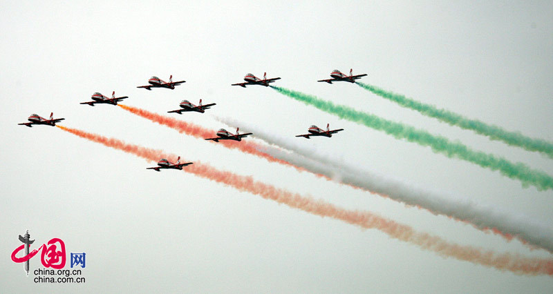 11月4日，中国珠海航展正式开幕，印度“阳光”特技飞行表演队在天空划出印度国旗得三种颜色。 中国网 杨佳/摄影