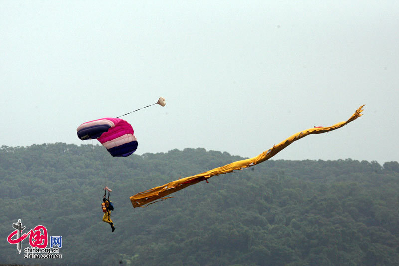 八一跳伞表演队携“长龙”进行跳伞表演 中国网 杨佳/摄影