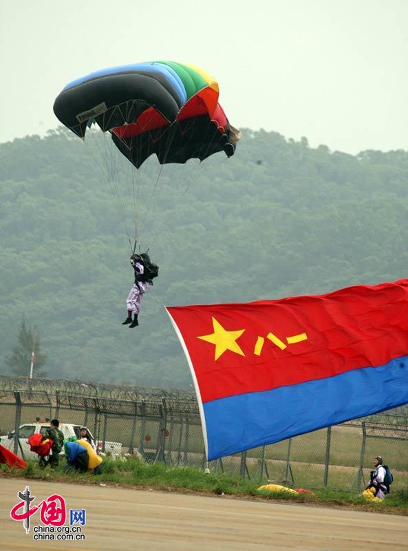 八一跳伞表演队携八一军旗进行跳伞表演 中国网 杨佳/摄影