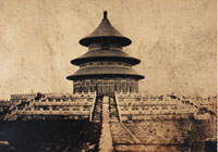 清光绪15年（1889）8月24日，天坛祈年殿遭雷击焚毁，光绪22年（1896）重建竣工。此为祈年殿重建前之影像，非常珍贵。