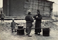 小吃摊贩 佚名摄于19世纪末20世纪初 蛋白纸基