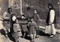 冰糖葫芦与儿童 佚名摄于19世纪末20世纪初 蛋白纸基