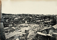 清末前门大街商贾云集、店铺林立，是京城最繁华的地方。此照片为目前已知最早的拍摄北京前门地区的照片之一。