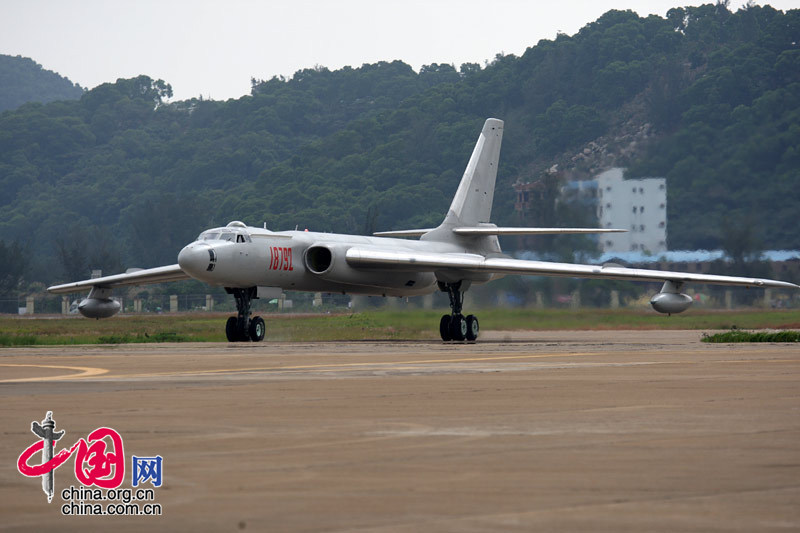 11月4日至9日中国航空航天博览会在珠海举行，图为HU-6战机成功返航。 中国网 杨佳/摄影