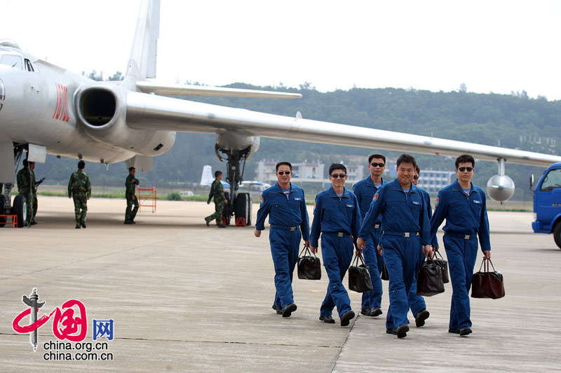 11月4日至9日中国航空航天博览会在珠海举行，图为表演结束，机组人员从HU-6战机旁返回。 中国网 杨佳/摄影