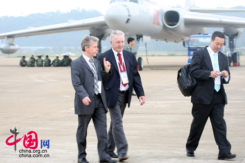 11月4日至9日中国航空航天博览会在珠海举行，图为国外客商从HU-6战机旁走过。 中国网 杨佳/摄影