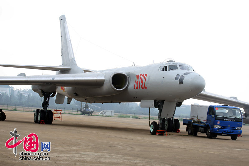 11月4日至9日中国航空航天博览会在珠海举行，图为航展现场的HU-6战机。 中国网 杨佳/摄影