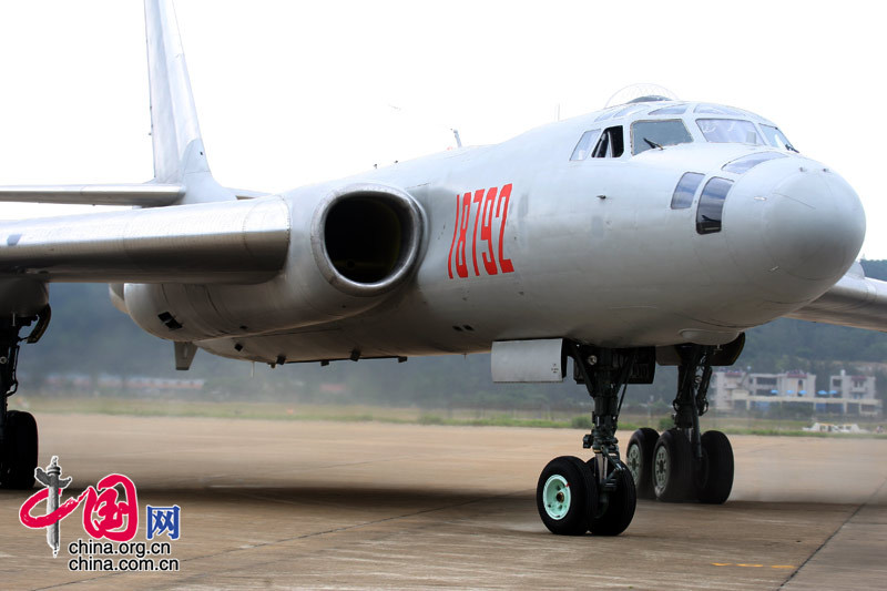 11月4日至9日中国航空航天博览会在珠海举行，图为航展现场的HU-6战机启动滑行。 中国网 杨佳/摄影