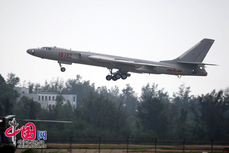 11月4日至9日中国航空航天博览会在珠海举行，图为航展现场的HU-6战机起飞。 中国网 杨佳/摄影