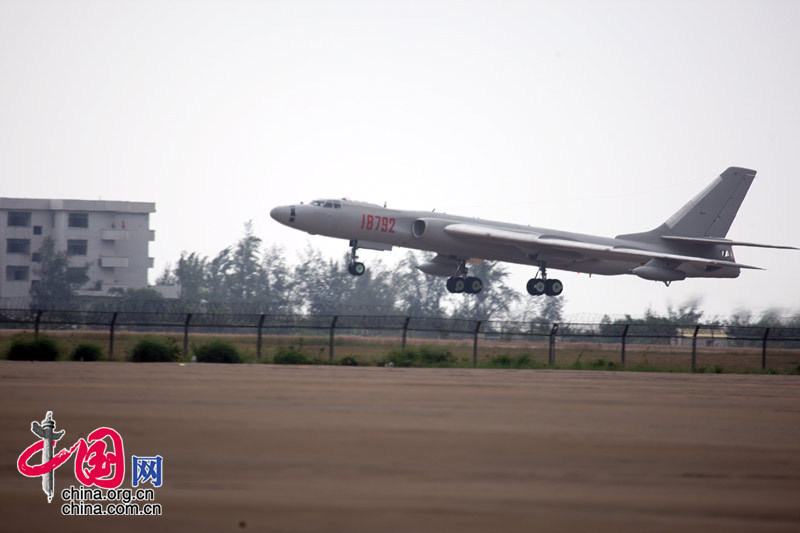 11月4日至9日中国航空航天博览会在珠海举行，图为航展现场的HU-6战机腾空。 中国网 杨佳/摄影