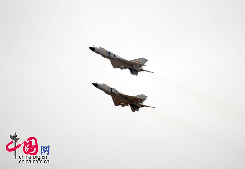 11月4日至9日中国航空航天博览会在珠海举行，图为航展现场的两架歼-8D战机,起飞。 中国网 杨佳/摄影