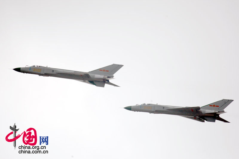 11月4日至9日中国航空航天博览会在珠海举行，图为航展现场的两架歼-8D战机编队飞行。 中国网 杨佳/摄影